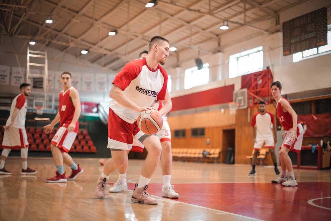 Quel design de surmaillot basket renforce l’esprit d’équipe et la cohésion ?